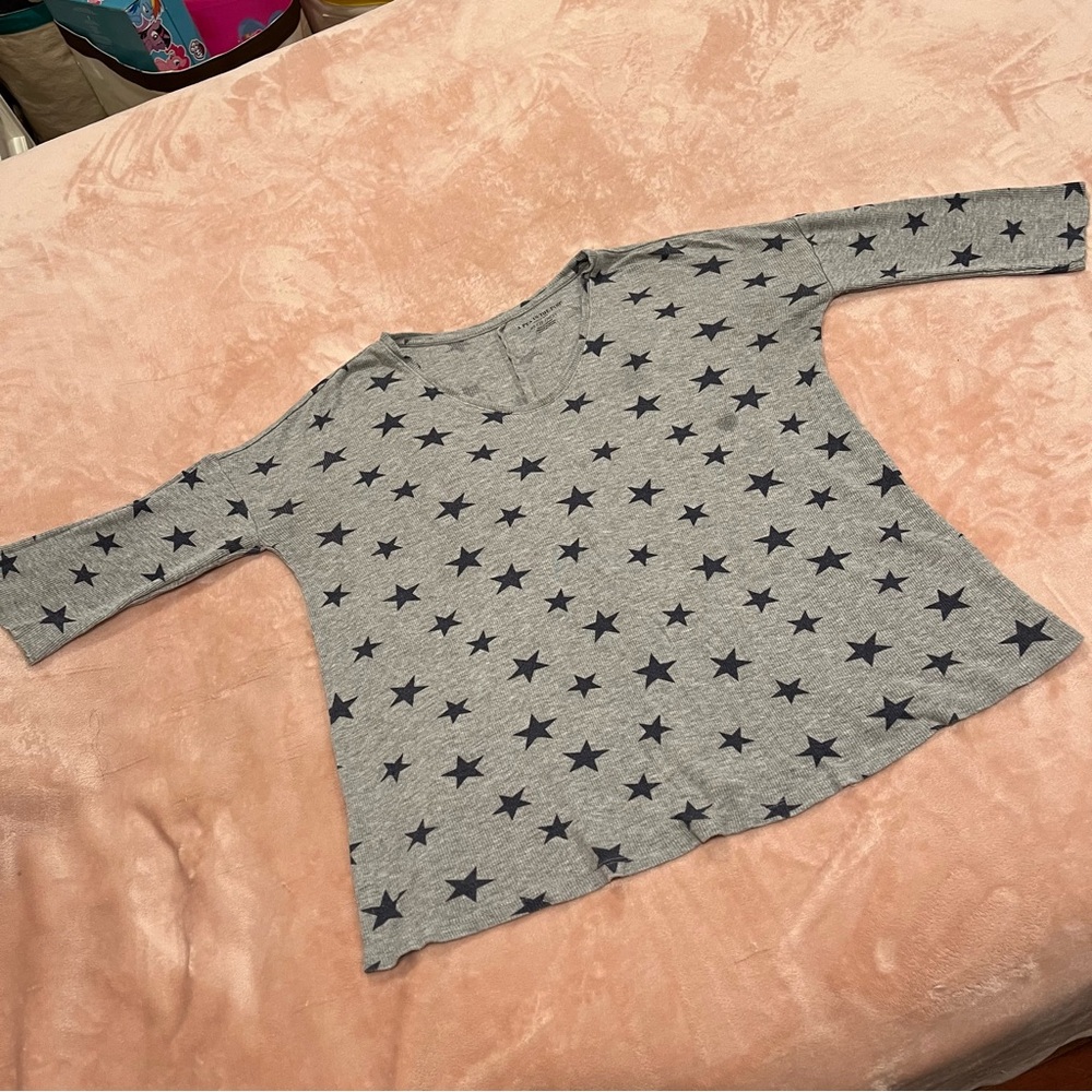 A Pea in the Pod Gray Knit V-neck Top with Navy Star Design Size XS